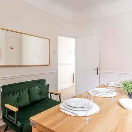Nyaraló 4br With Games Salford Sleeps 7