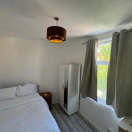 4-bed House - Ensuite - Sleeps 8 - Parking * Manchester