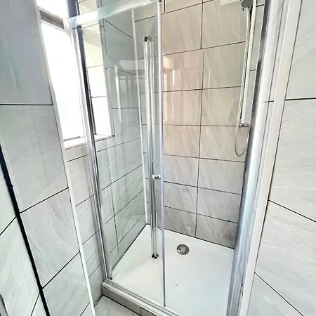 6 Bedroom House - Next To Parklife Festival