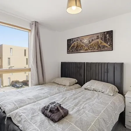 Modern 4 Bedroom House Free Parking 7 Sleeps Manchester