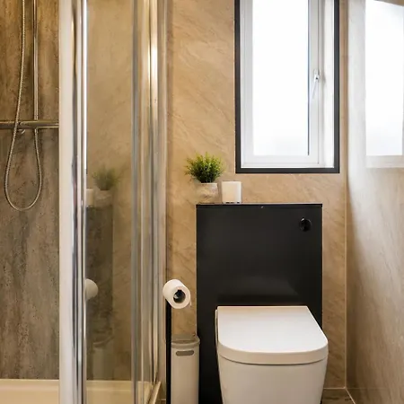 Salford Retreat - Spacious 4 Bedroom House Near Centre Sleeps 7