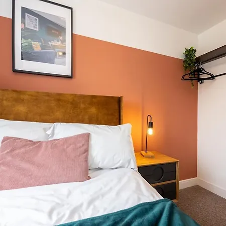 3-bed Near Centre-coop Live-etihad Man Stadium-driveway Parking-sleeps Upto 6 Guests Nyaraló Manchester