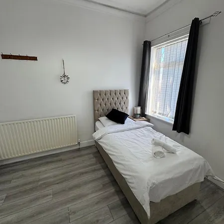 Alma Shared House منزل للإقامة