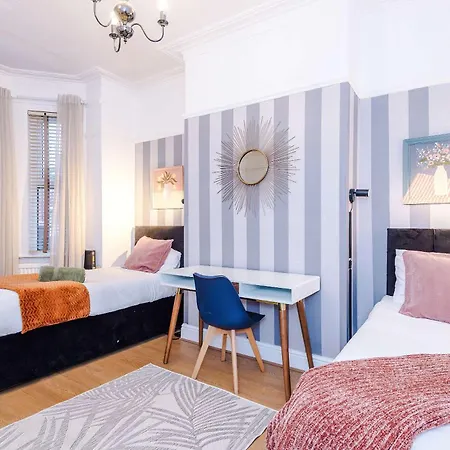 Tatil Evi Spacious House With Free Parking Near Mediacityuk, Trafford Centre, Centre