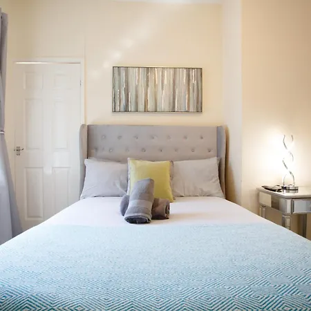 Tatil Evi 2br Clayton Nr Etihad L Parking, Garden, Pool Table