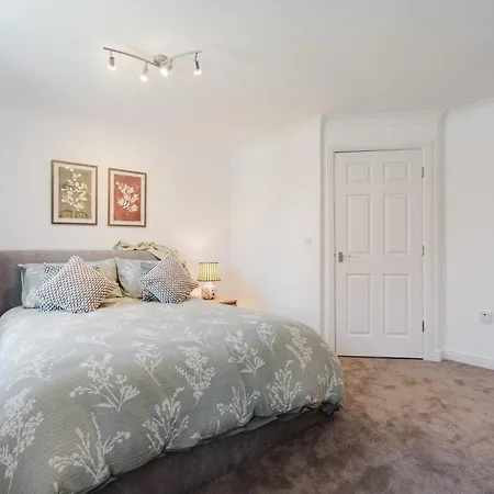 Sleeps 10, Modern 5-Bed House Near Manchester City Centre, Free Parking * Manchester