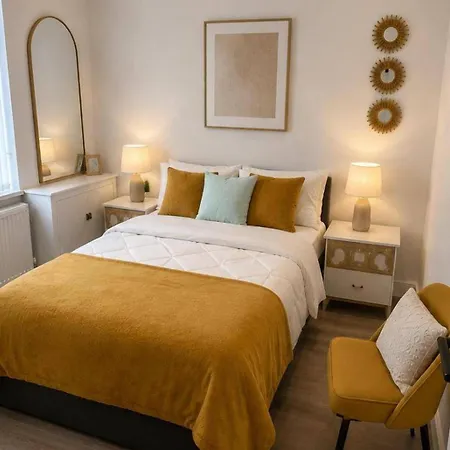 4 Bedroom House Sleeps 7 -free Parking -co-op Live Feriehus Manchester