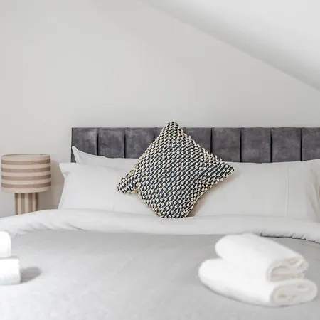 3br Parking Wifi Sleeps 8 Manchester