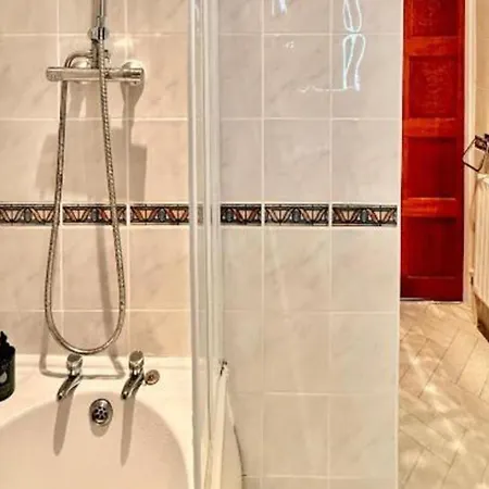 North 3-bed House Sleeps 6 With Wifi