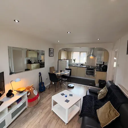 Sleeps 4 With Free Parking And Garden *