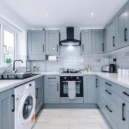 Stylish Mcr 2br Parking Near Etihad & Co-op Tatil Evi
