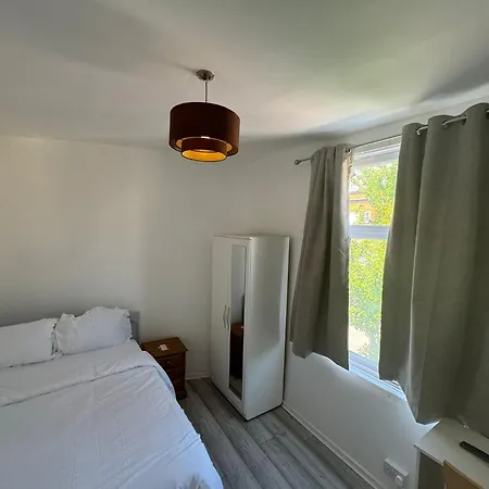 Nyaraló 4-bed House - Ensuite - Sleeps 8 - Parking *