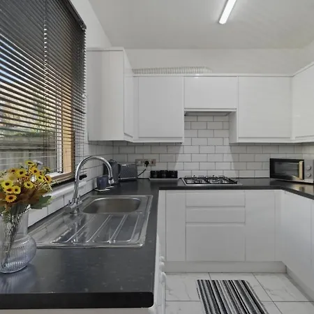 Nyaraló Modern 4 Bedroom House Free Parking 7 Sleeps