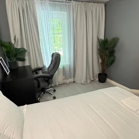 House Sleeps 10 With Free Parking - Pets Welcome
