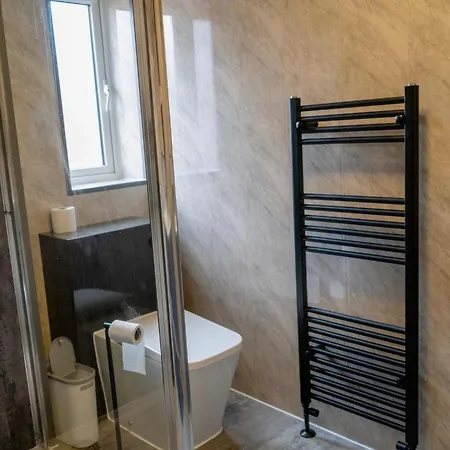 Modern 4br Sleeps 7 With Garden And Free Parking *