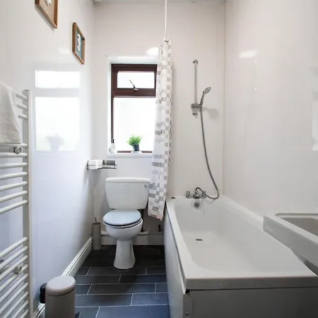 Spacious 2br In Chadderton Near Feriehus Manchester
