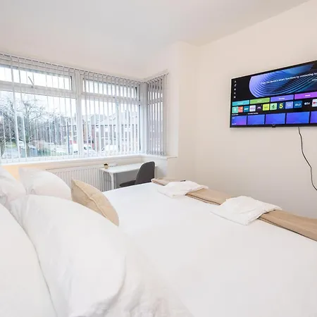 Entire Next To Trafford Centre * Manchester