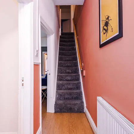 Feriehus Spacious House With Free Parking Near Mediacityuk, Trafford Centre, Centre