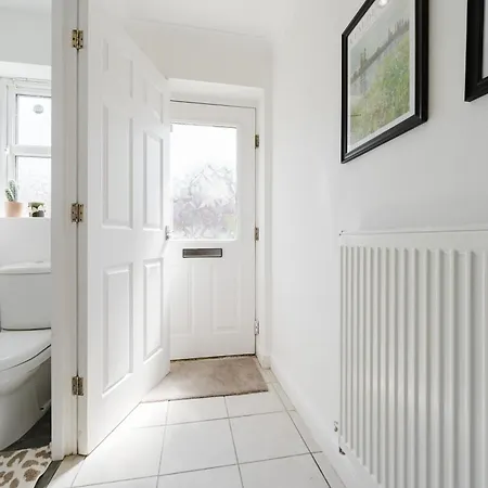 Sleeps 10, Modern 5-bed House Near Centre, Free Parking Feriehus Manchester