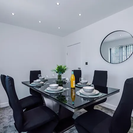 Modern Chorlton | Parking | & Airport