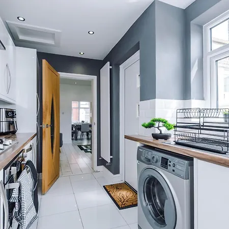 New Cosy 2br | Pool Table | Parking | Ps4 + Games Manchester