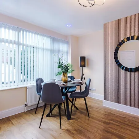 3 Bed House Driveway Workspace Sleeps 7 Manchester