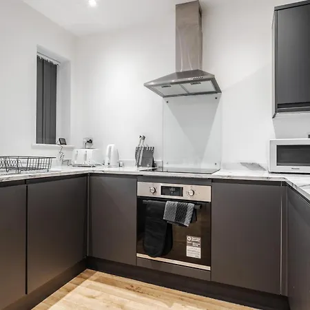 Group-friendly 4br House With Driveway Parking In