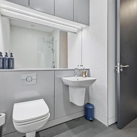 Family Air Con 2 Free Parking Backyard - Pass The Keys Manchester