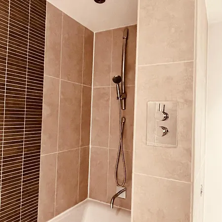 Konukevi Central Rooms In Apt Near Arena & Victoria Station *