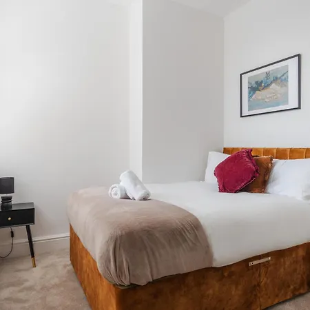 Nyaraló Spacious 6br House Sleeps 11 Free Parking