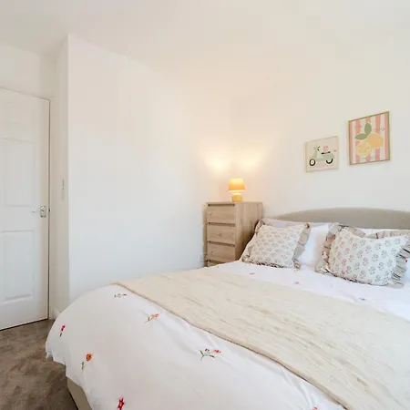 Sleeps 10, Modern 5-Bed House Near Manchester City Centre, Free Parking Tatil Evi