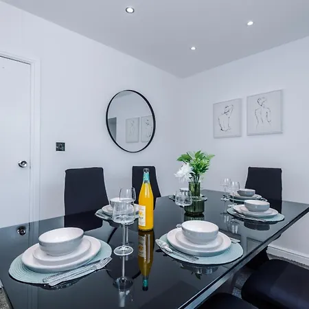 Modern Chorlton | Parking | & Airport Manchester