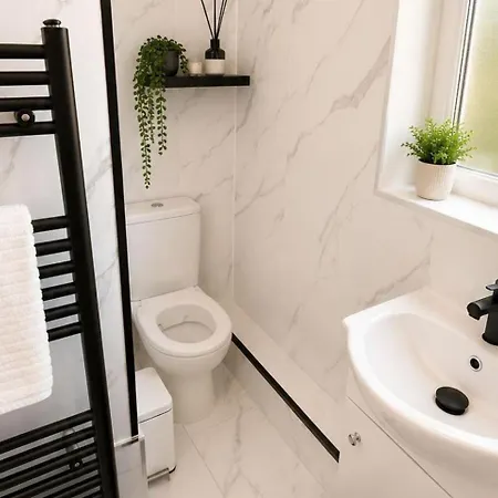 4 Bedroom House Sleeps 7 -free Parking -co-op Live Tatil Evi *