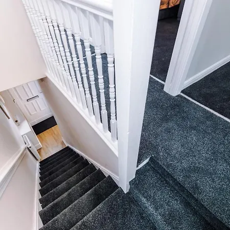 3 Bed House Driveway Workspace Sleeps 7 Manchester