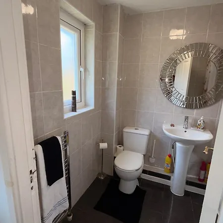 Sleeps 4 With Free Parking And Garden Manchester