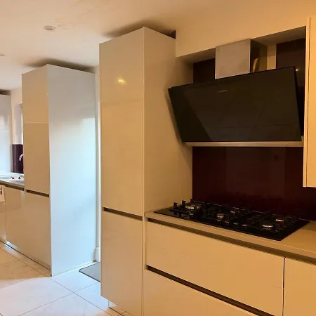 4 Bedroom Modern House In Prime Location Nyaraló *