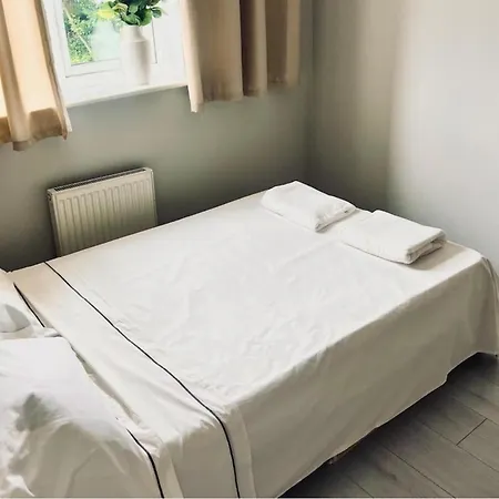House Sleeps 10 With Free Parking - Pets Welcome *