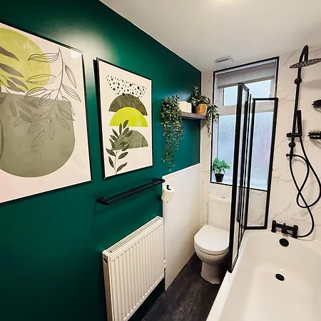 Spacious House With Games & Free Parking Nr Mediacity, Trafford Centre, Centre *