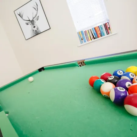2br Clayton Nr Etihad L Parking, Garden, Pool Table *