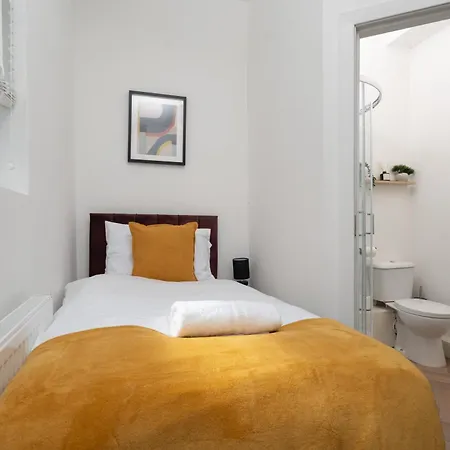 Nyaraló Spacious 6br House Sleeps 11 Free Parking