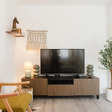 Sleeps 10, Modern 5-Bed House Near Manchester City Centre, Free Parking * Manchester