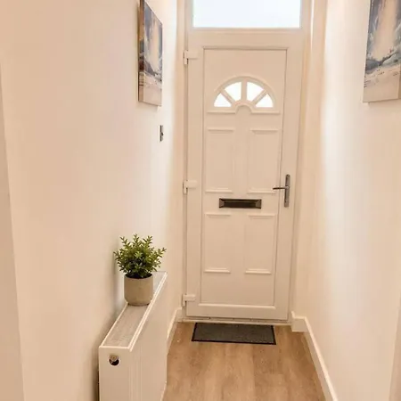 4 Bedroom House Sleeps 7 -free Parking -co-op Live Tatil Evi Manchester