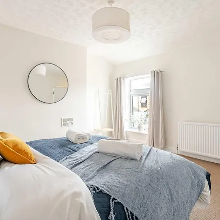 4br With Games Salford Sleeps 7