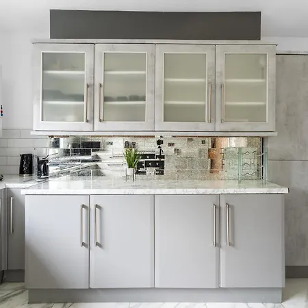 Enormous 5 Bed House - Sleeps 13 - Free Parking Manchester