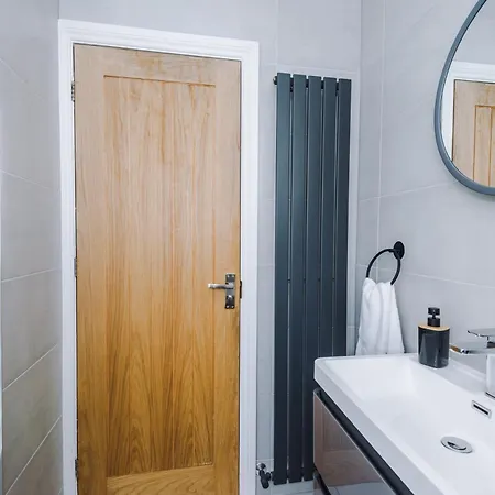 New Cosy 2br | Pool Table | Parking | Ps4 + Games