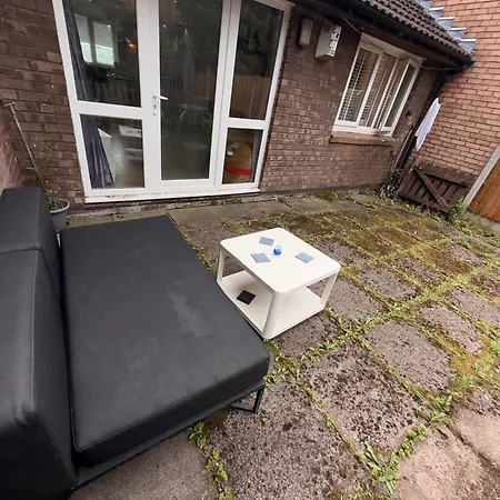 Sleeps 4 With Free Parking And Garden *