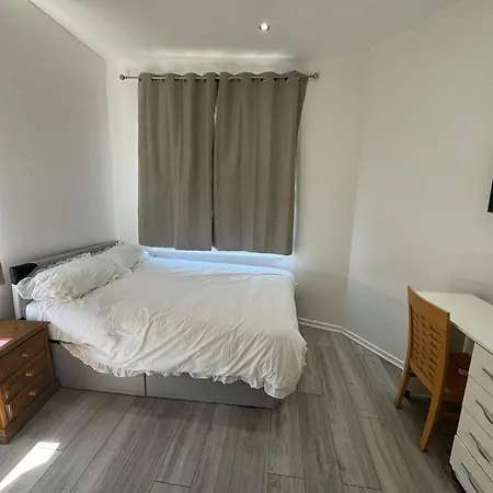 4-bed House - Ensuite - Sleeps 8 - Parking *