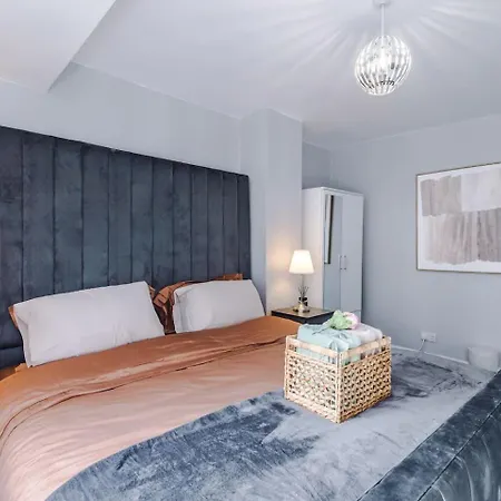 3 Bed House Driveway Workspace Sleeps 7 Manchester