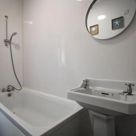 Nyaraló Spacious 2br In Chadderton Near