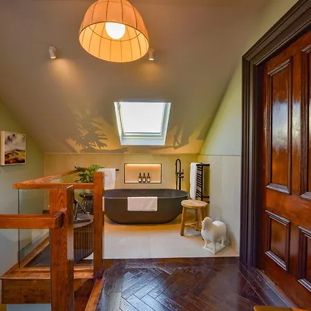 Exquisite 2bed Coach House, 10min To Cc, Terrace
